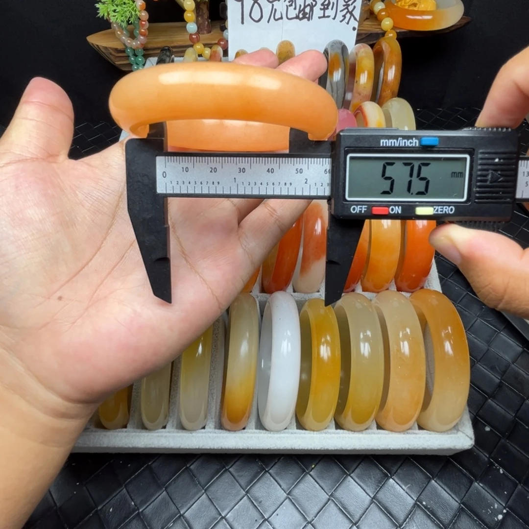 未镶嵌石英质玉（黄龙玉）手镯