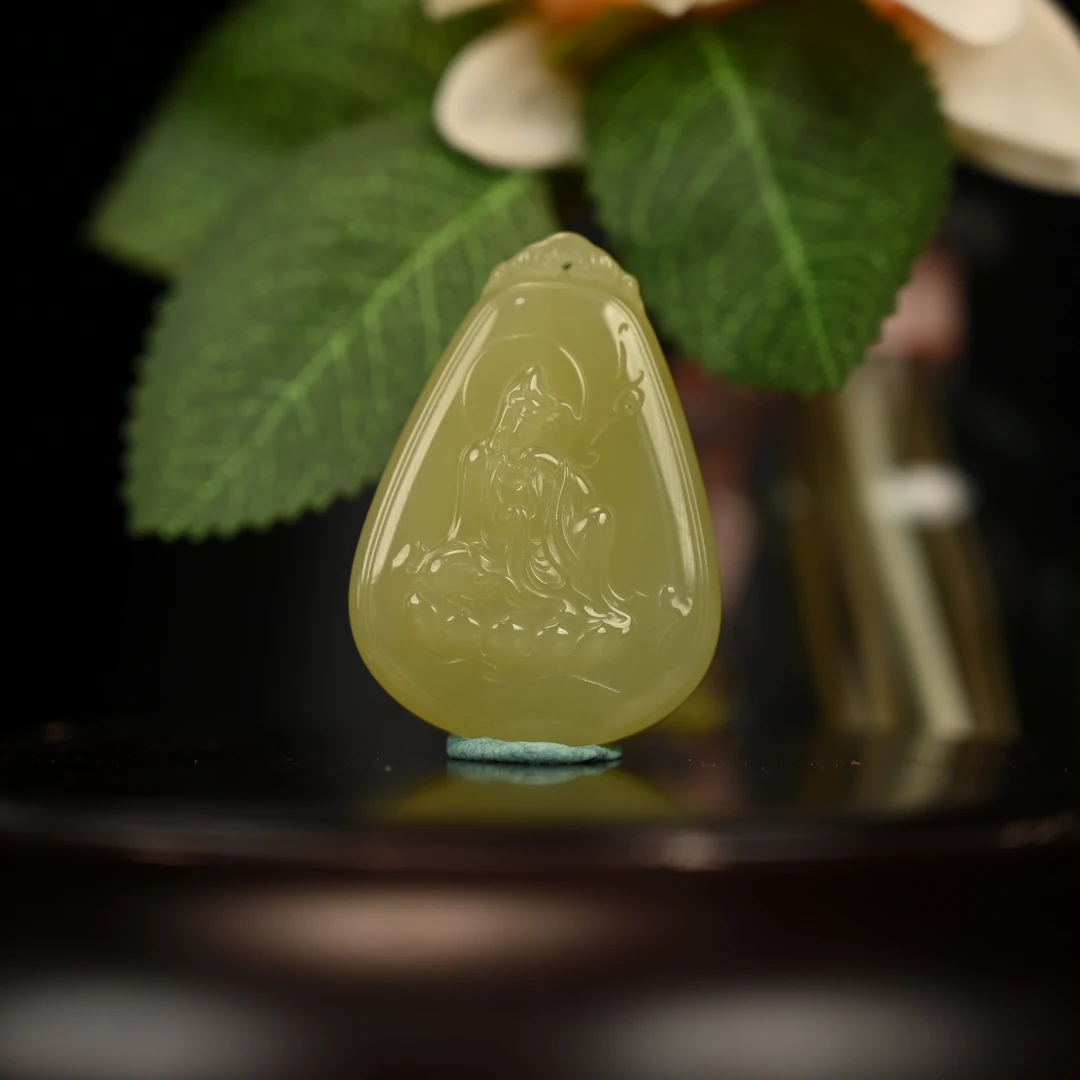 LOT8806 2511180006和田玉黄玉观音挂件/保利