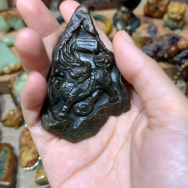 未镶嵌岫岩河磨玉（透闪石质玉）挂件
