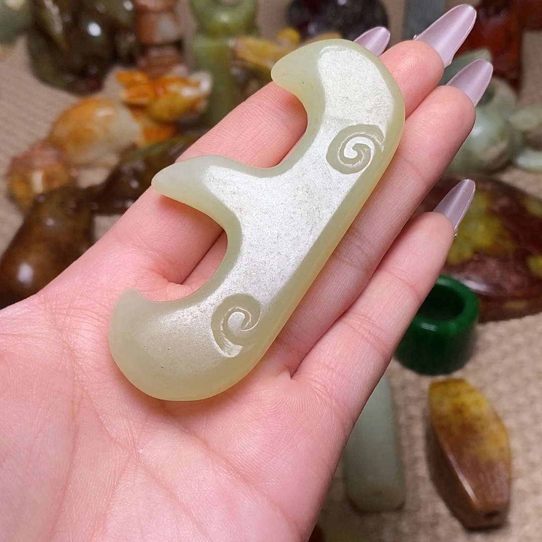 蛇纹石玉足铂镶嵌颈饰