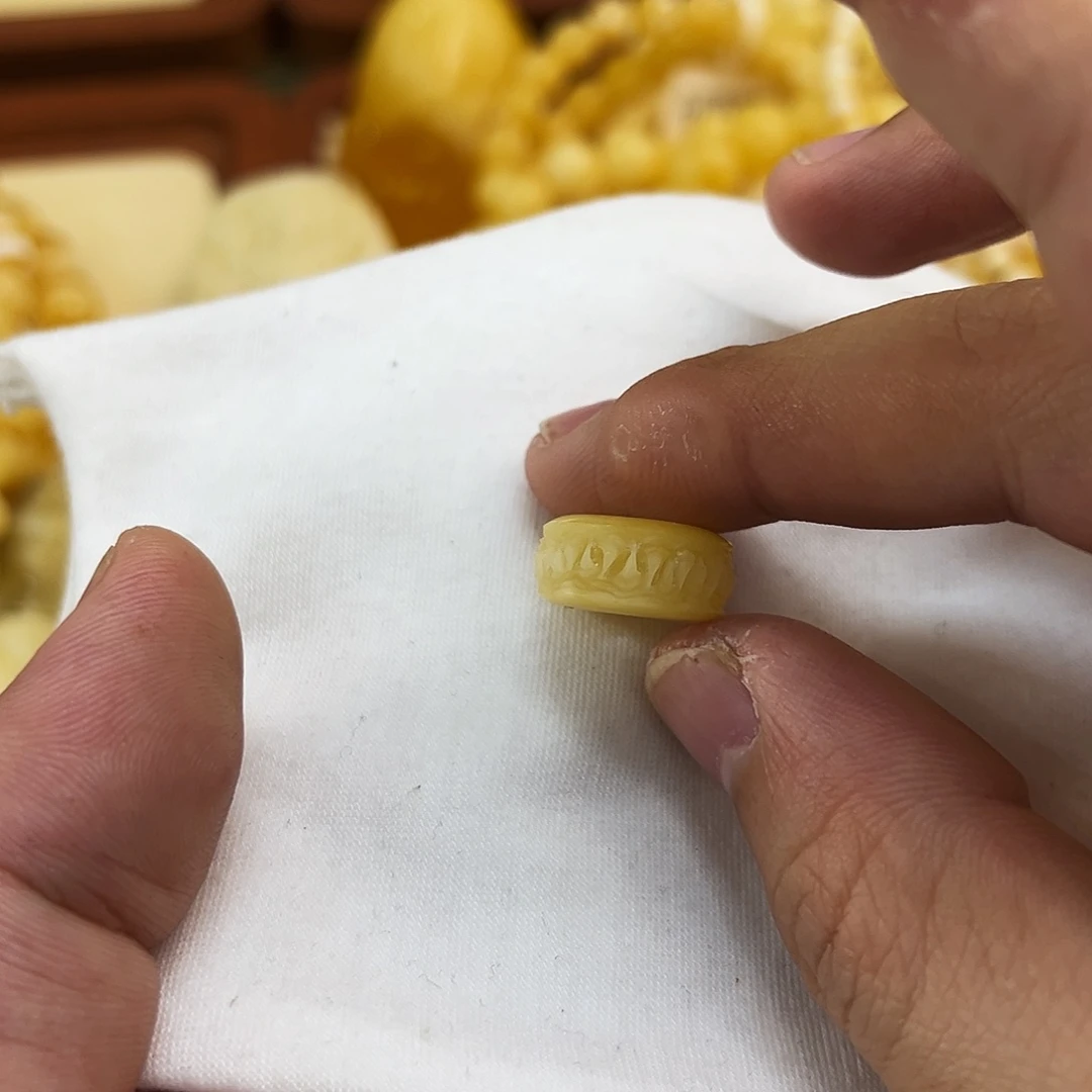 蜜蜡未镶嵌珠宝奇石