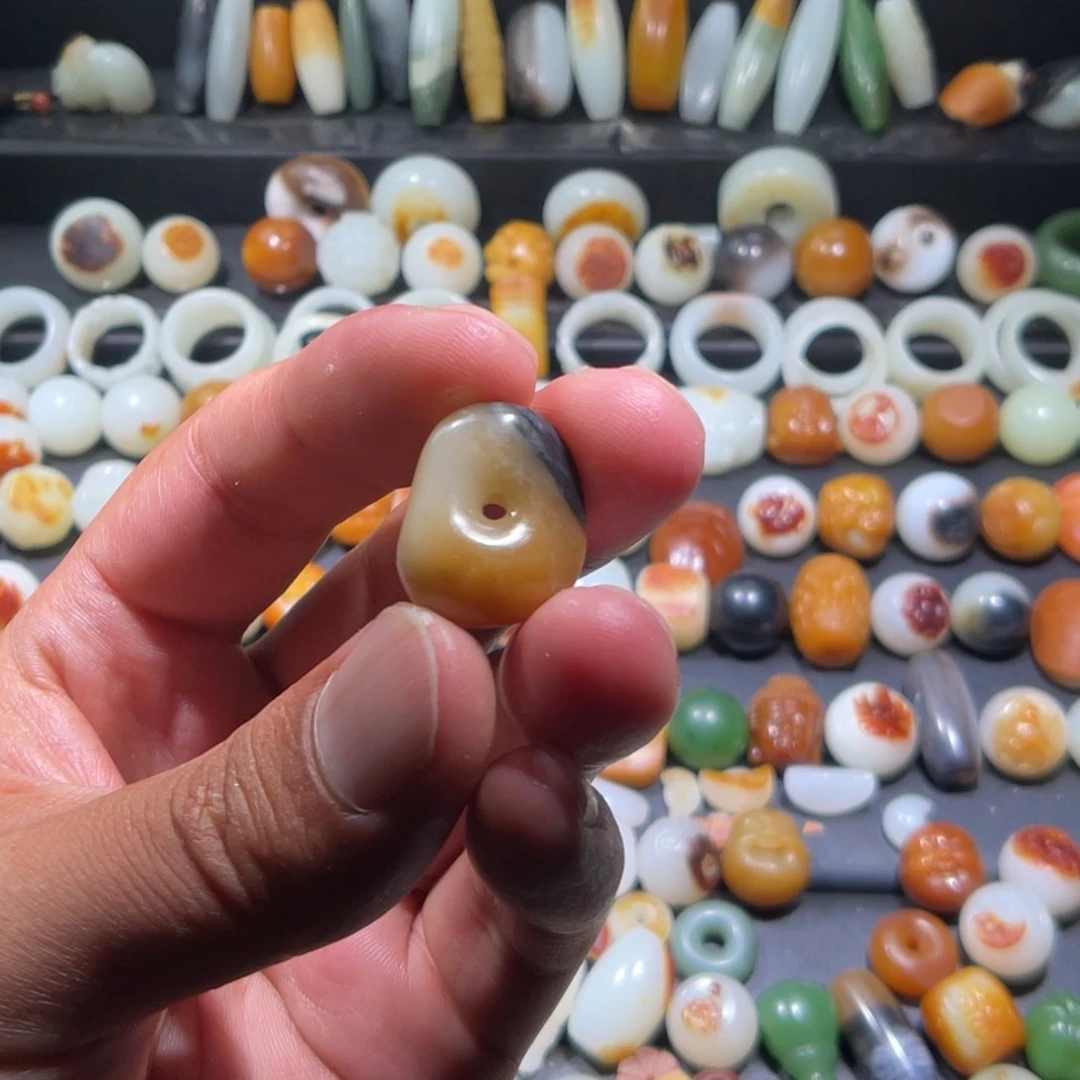 玉***人和田玉未镶嵌颈饰