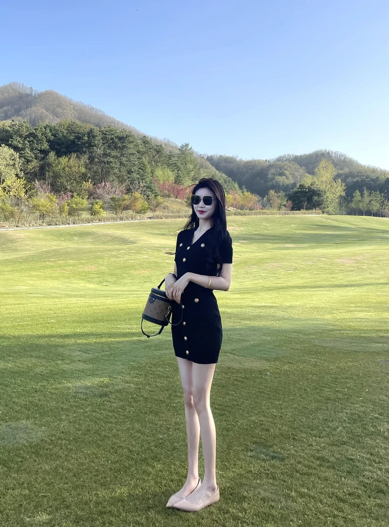 黑色气质小众连衣裙夏季针织显瘦时尚修身性感包臀名媛收腰小黑裙