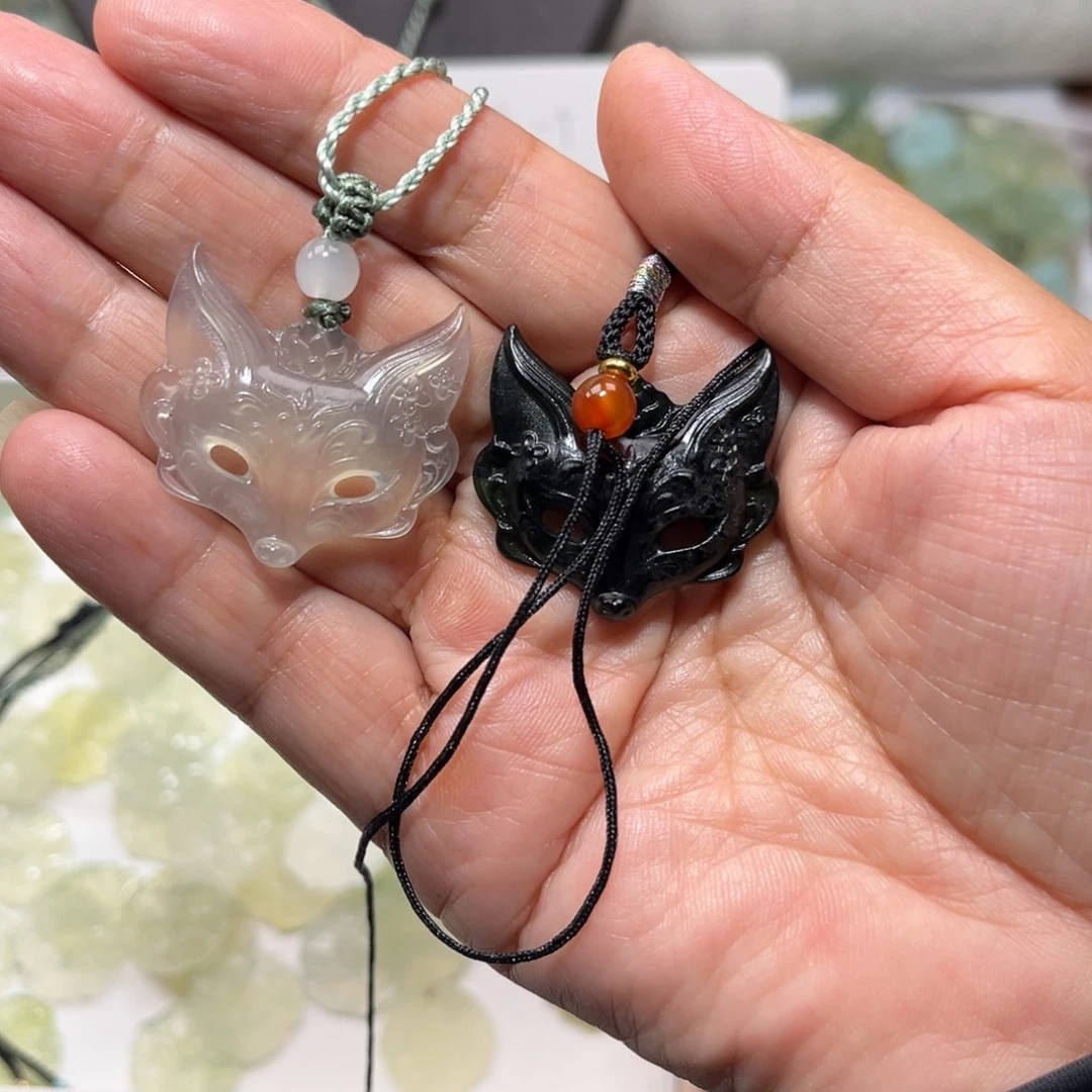 六***色蛇纹石玉未镶嵌颈饰