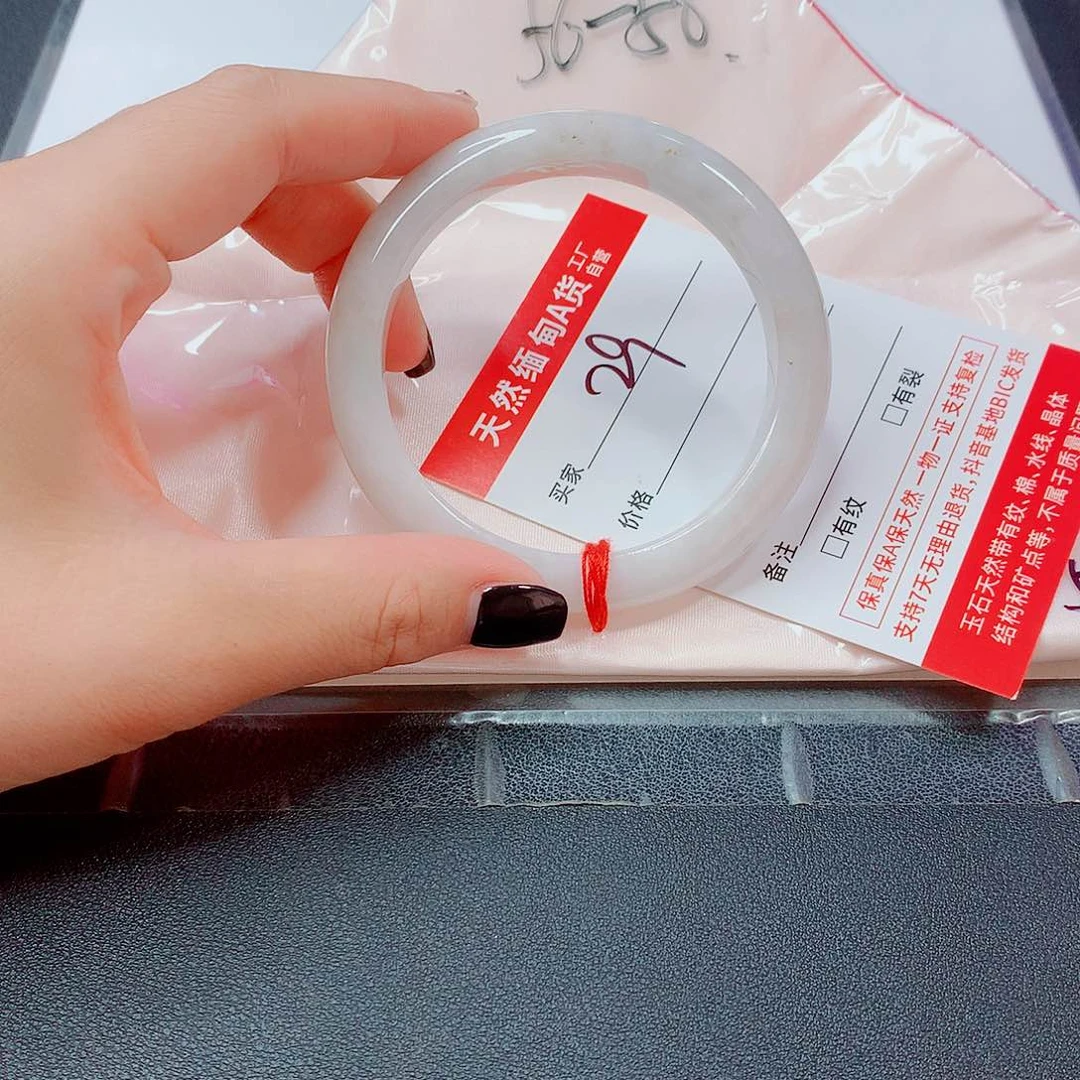 翡翠手镯未镶嵌翡翠