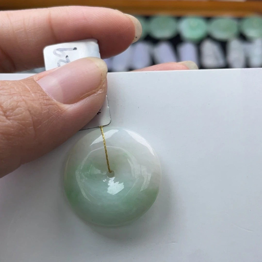 翡翠未镶嵌颈饰平安