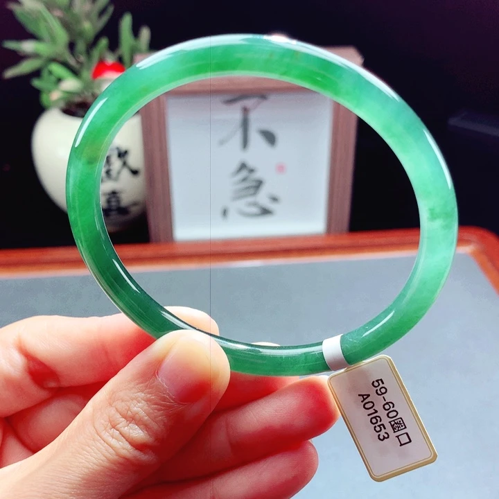 未镶嵌手镯翡翠圆镯