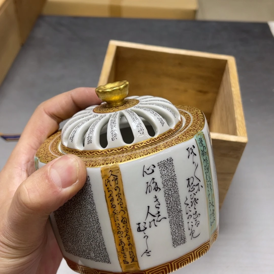 瓷片密密麻麻地排列着一个