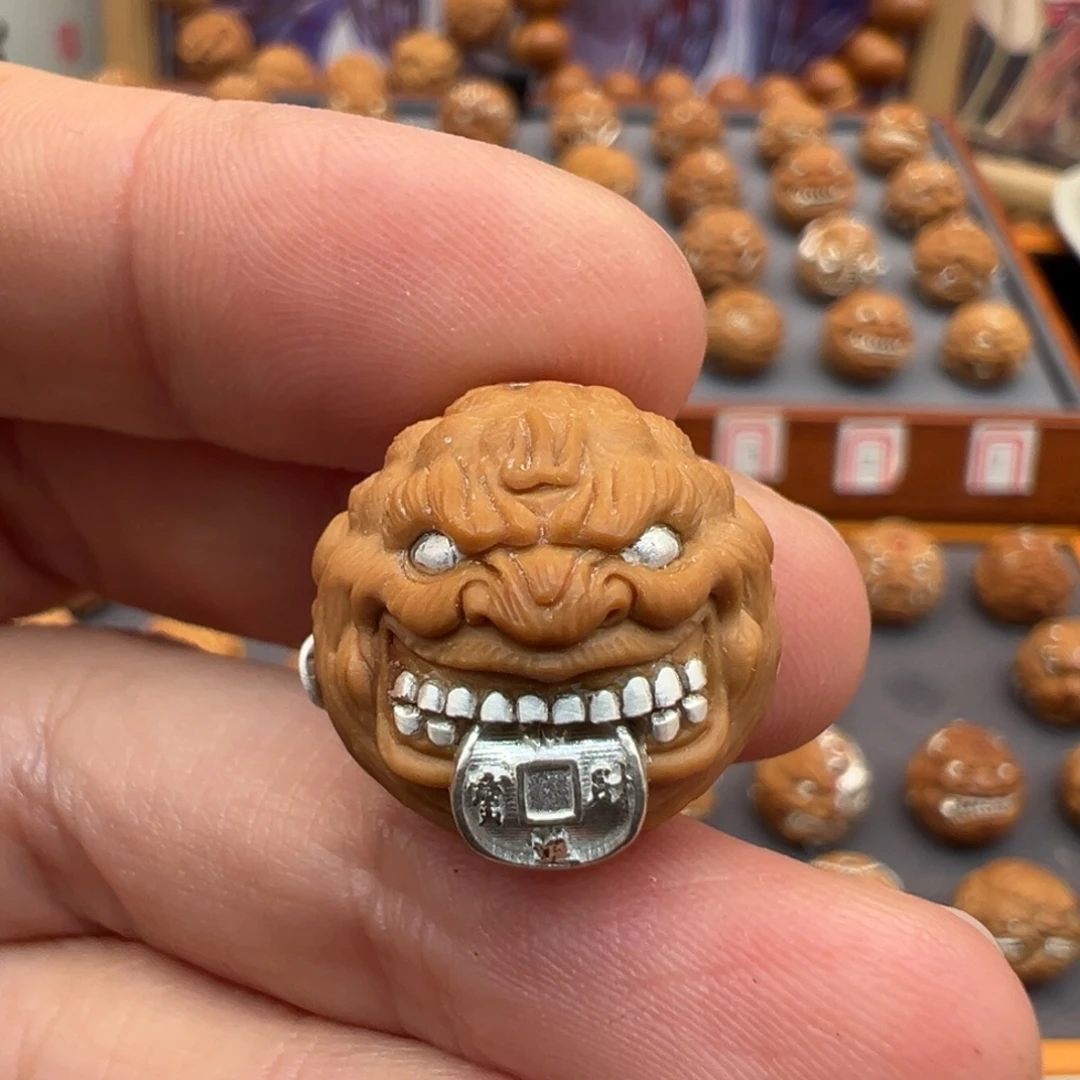 猴头核桃吊坠见钱眼开