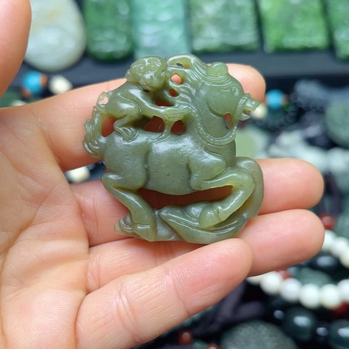 颈饰未镶嵌和田玉（糖玉）