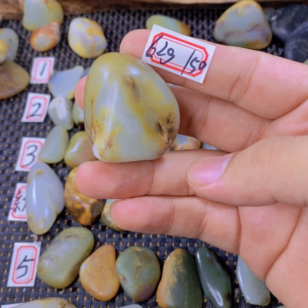 颈饰未镶嵌和田玉（糖玉）