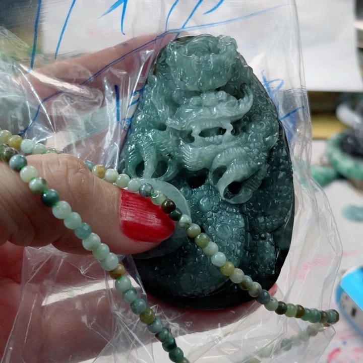 等***来翡翠未镶嵌颈饰成品