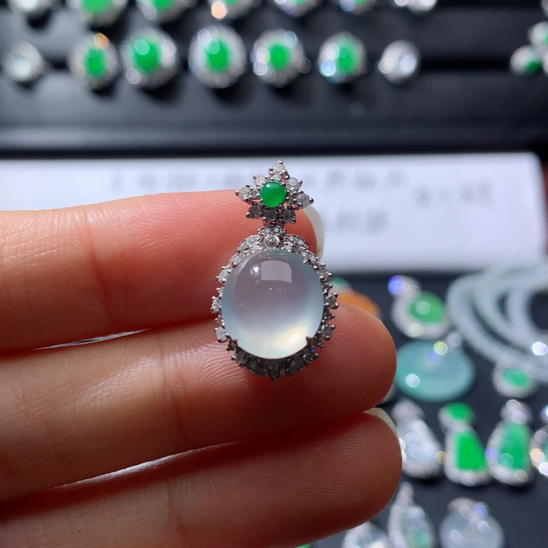 颈饰18K金镶嵌翡翠