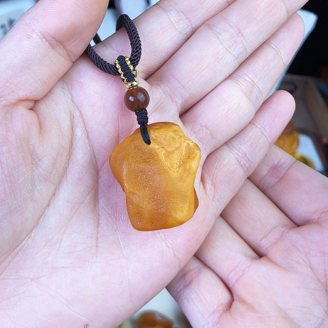 琥珀珠宝奇石未镶嵌。