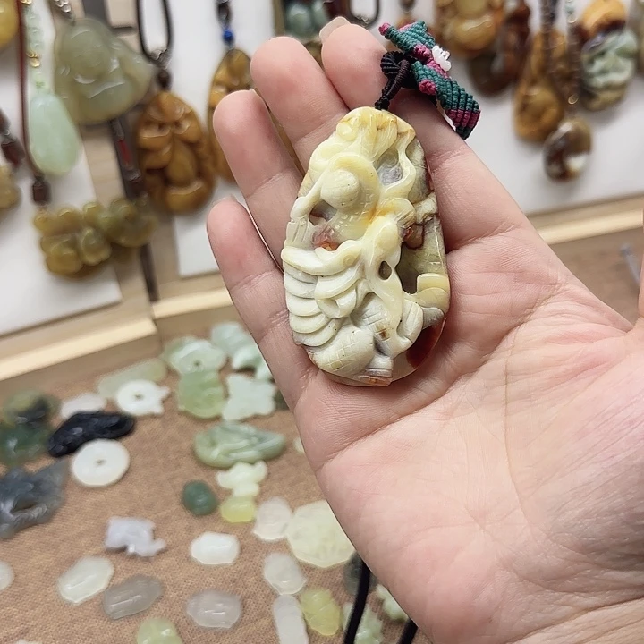 岫玉合金颈饰龙龙