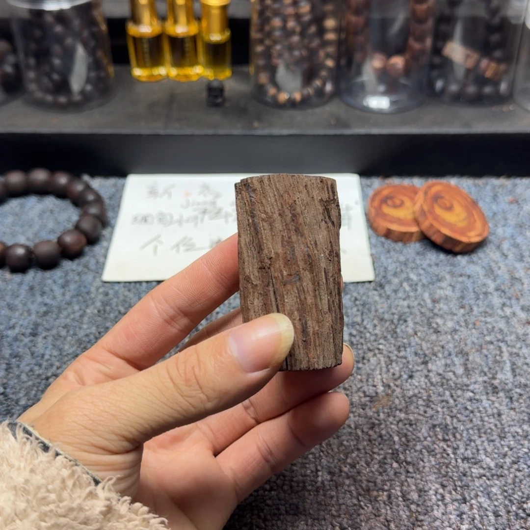 藤类红油降真香手把件原木