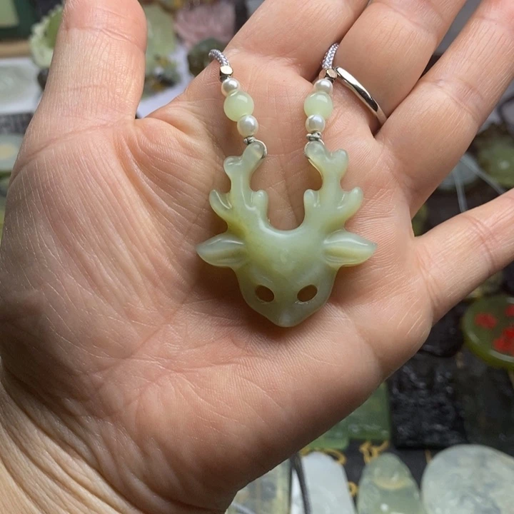 蛇纹石玉颈饰合金