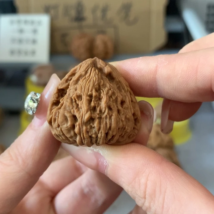 盘***啊文玩核桃吊坠异形单只，有瑕疵