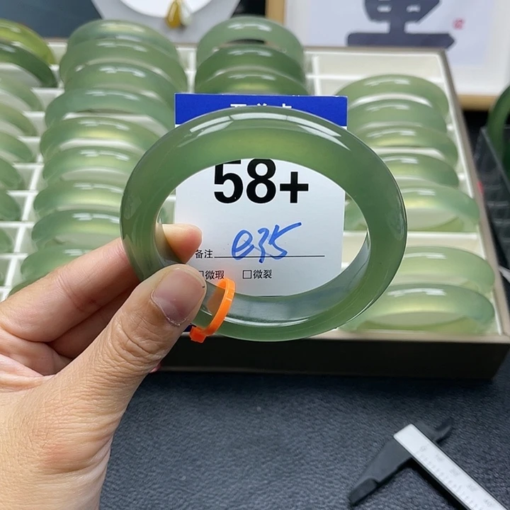 朽***香蛇纹石玉未镶嵌手镯