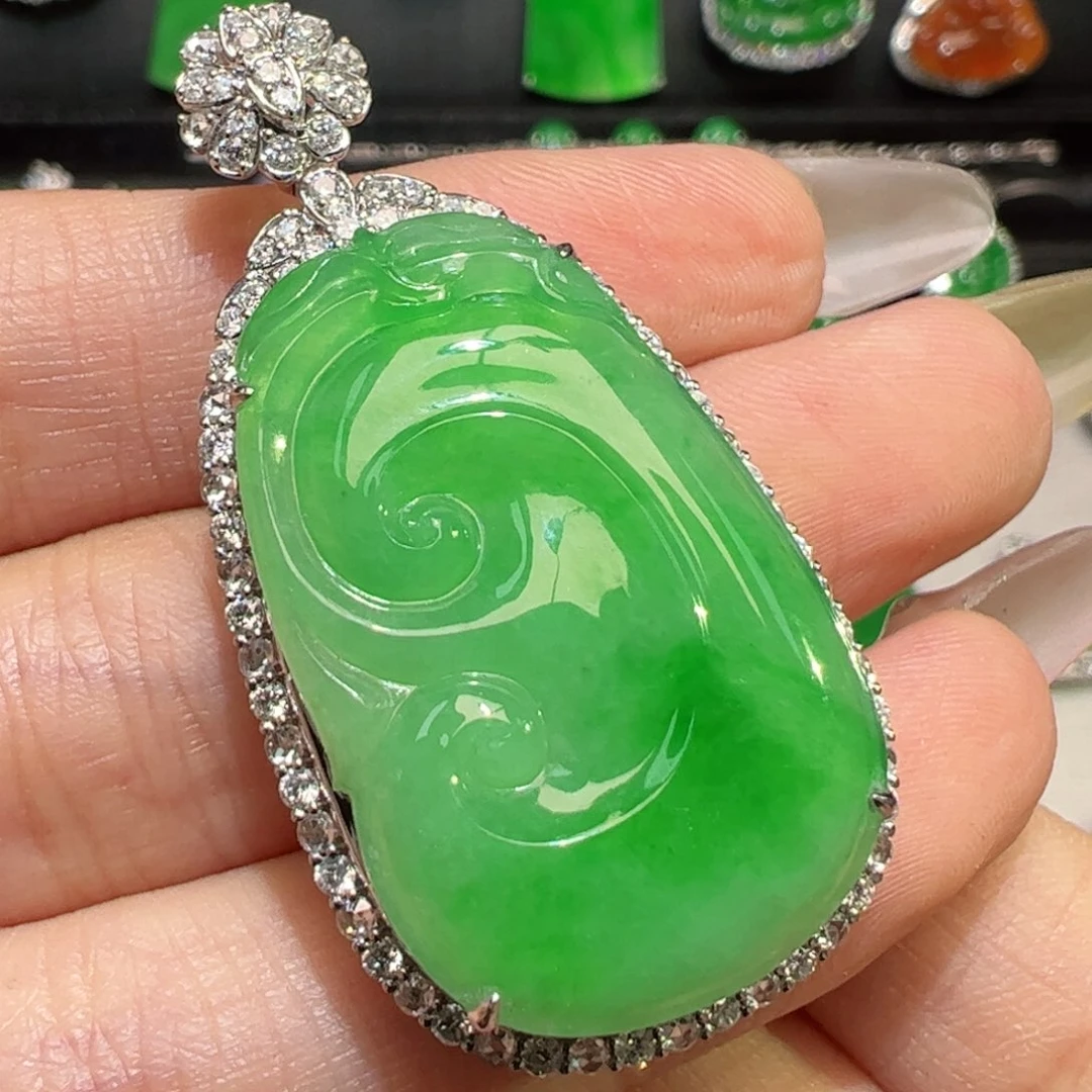 颈饰18K金镶嵌翡翠