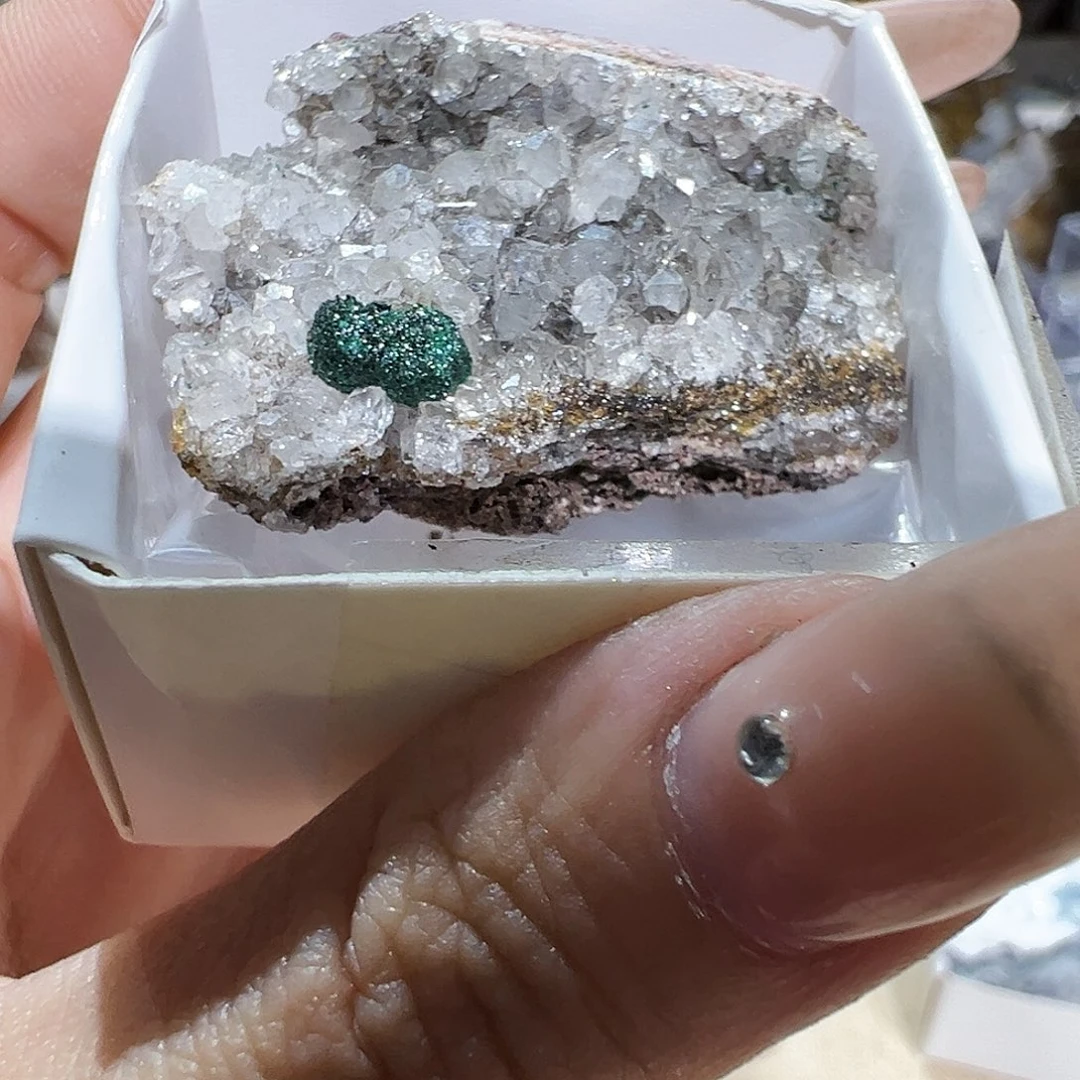 石材刚果孔雀水晶共生