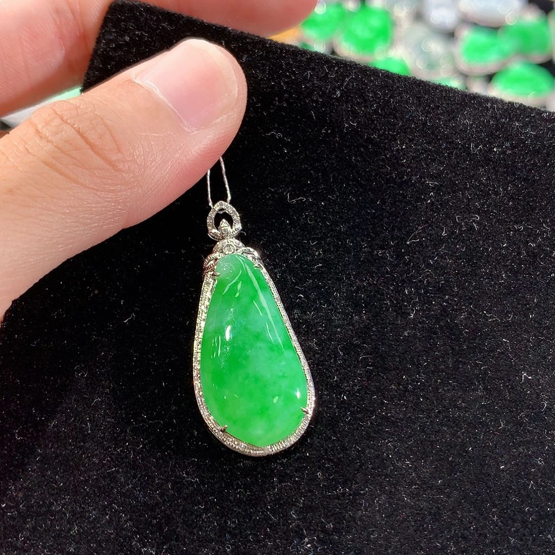 小***儿翡翠18K金镶嵌颈饰