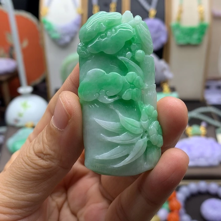 翡翠未镶嵌吊坠(赠链)