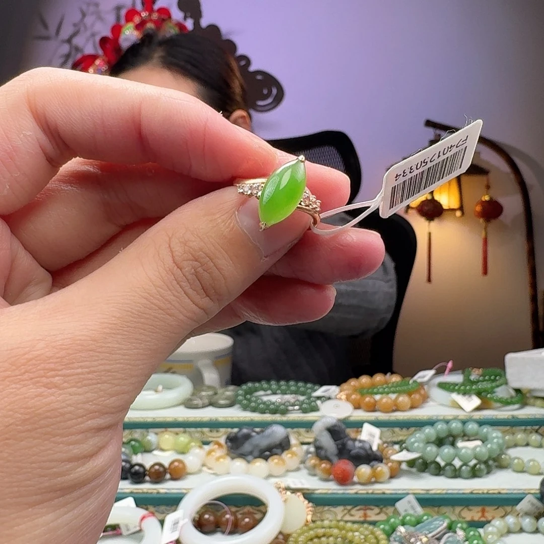 和田玉拍一发一18K金镶嵌