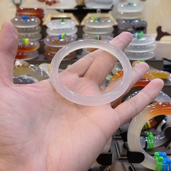 霖***栀玛瑙/玉髓未镶嵌手镯