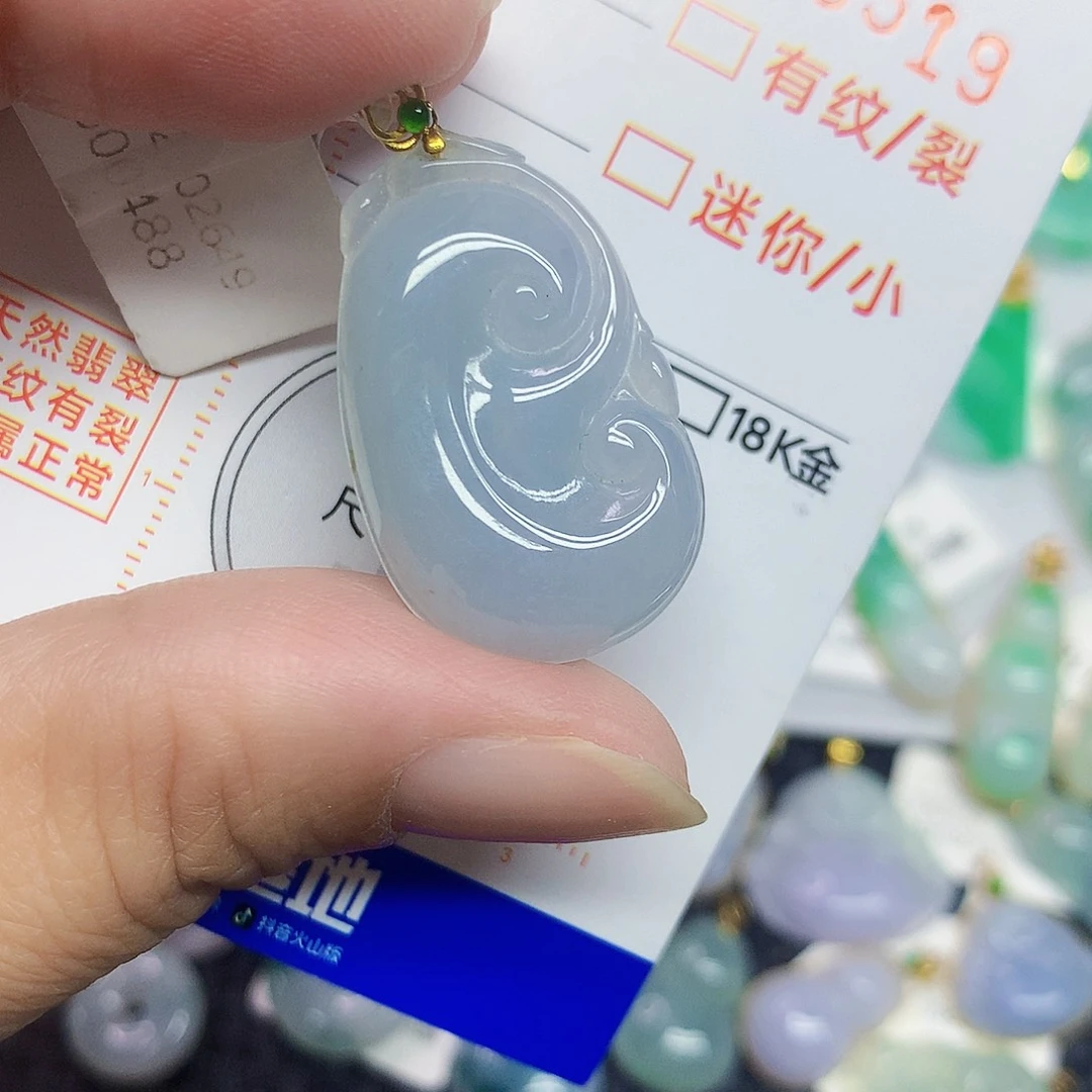 翡翠18K金镶嵌颈饰如意