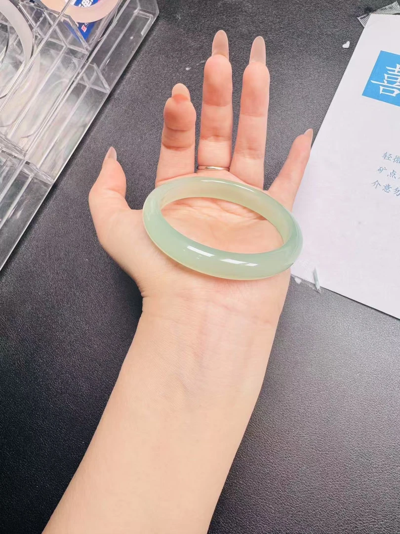 淡翠绿玛瑙56圈口