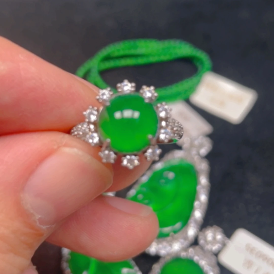 【闪购商品】颈饰银S925镶嵌翡翠戒指