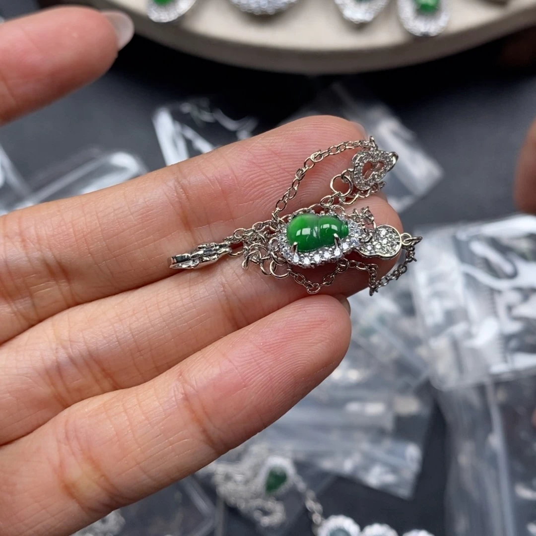 翡翠颈饰未镶嵌翡翠