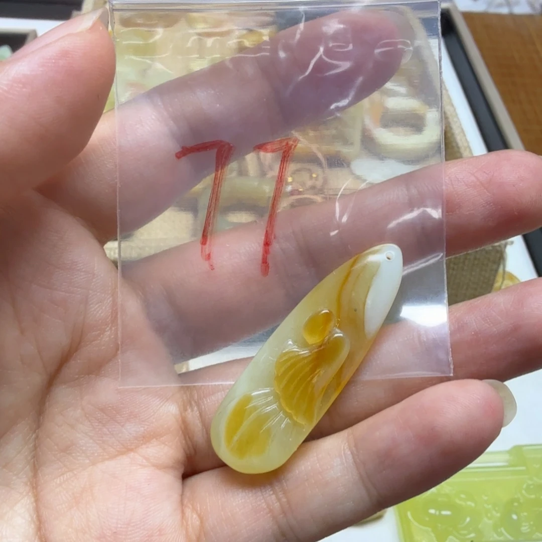 透闪石-蛇纹石玉吊坠未镶嵌