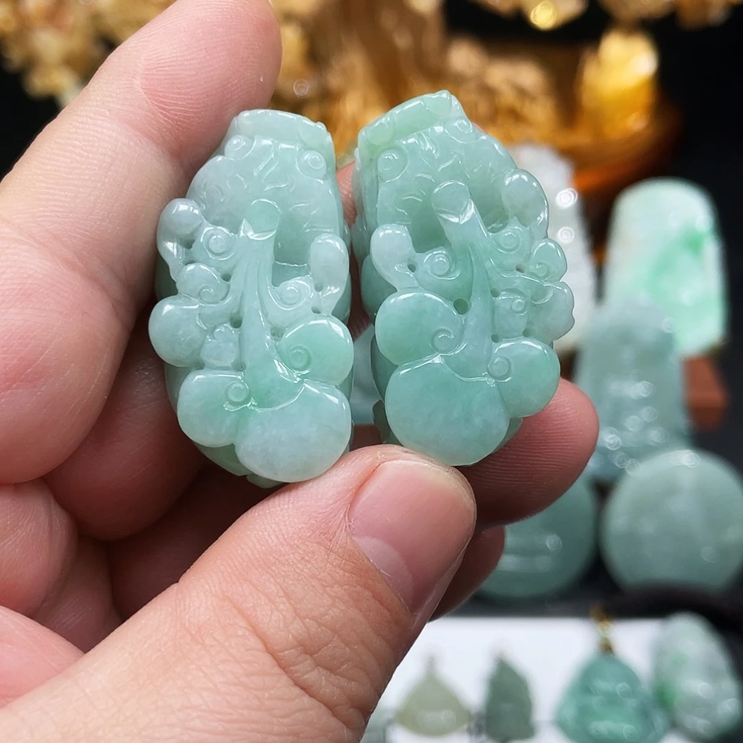 翡翠未镶嵌颈饰貔貅一对