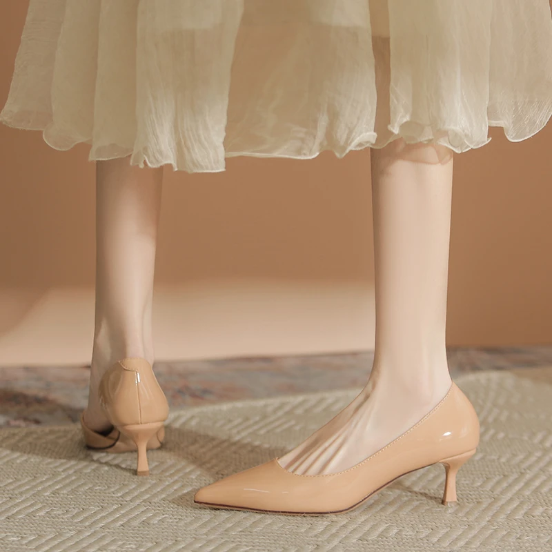 裸色通勤高跟鞋女大码2025年春夏新款不累脚漆皮尖头侧空单鞋细跟