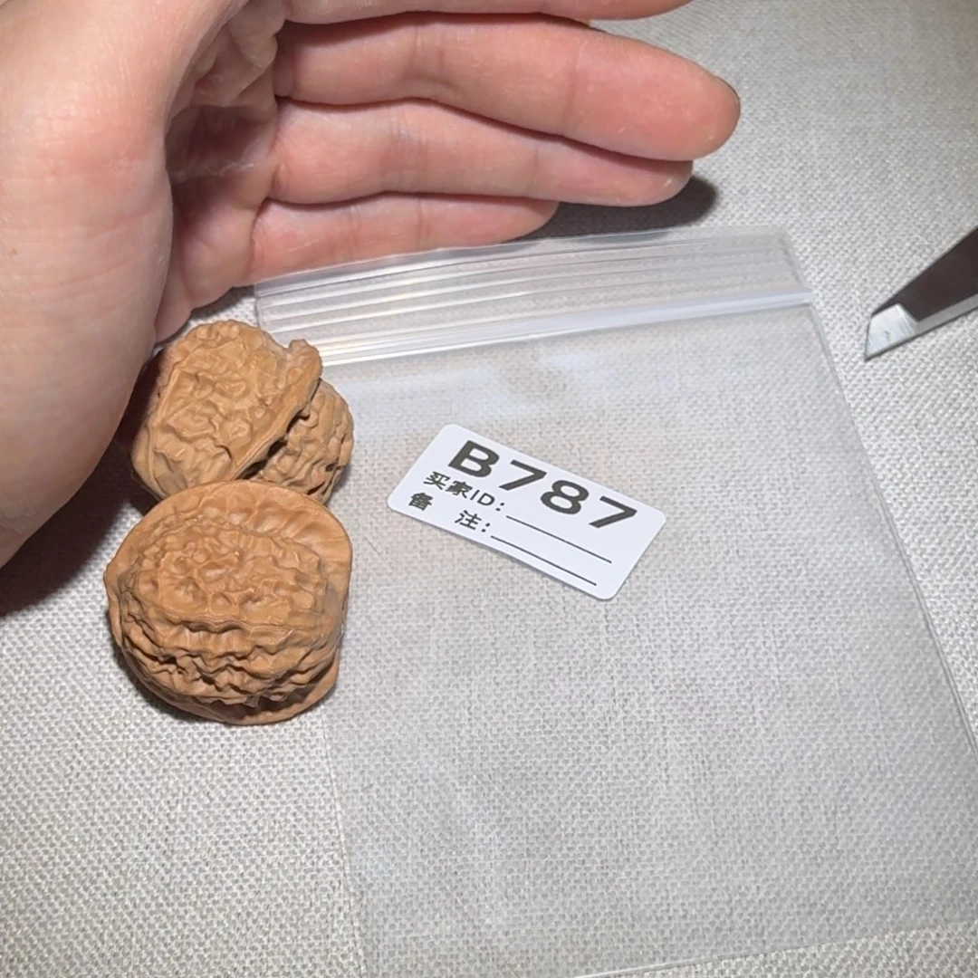 文玩核桃吊坠瓷娃娃787