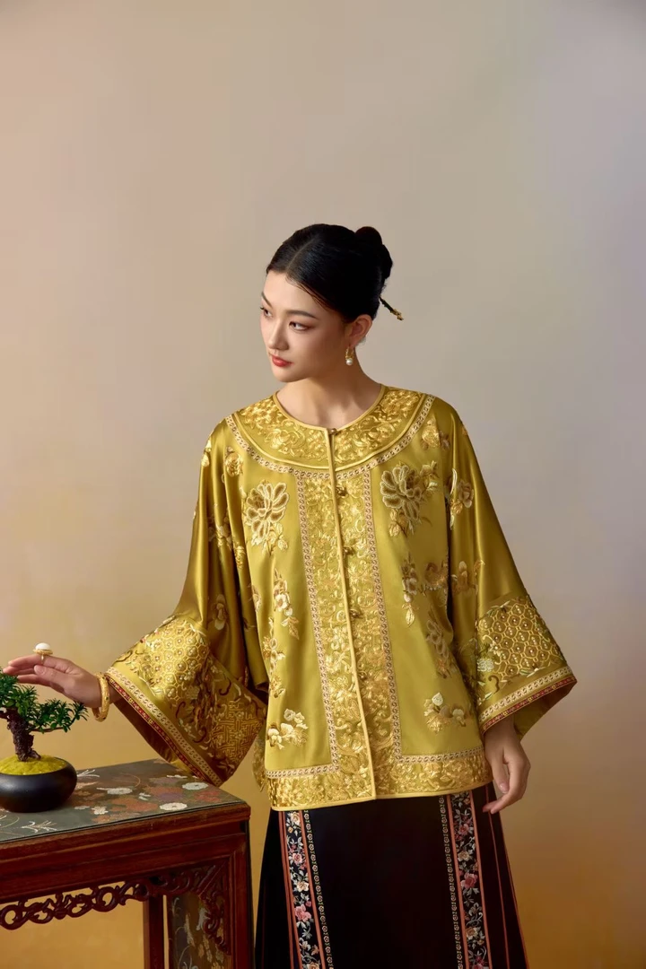 卿佩华服纯手工刺绣复刻版上衣三蓝绣配色