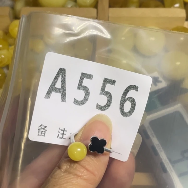 琥珀未镶嵌裸石戒指一枚
