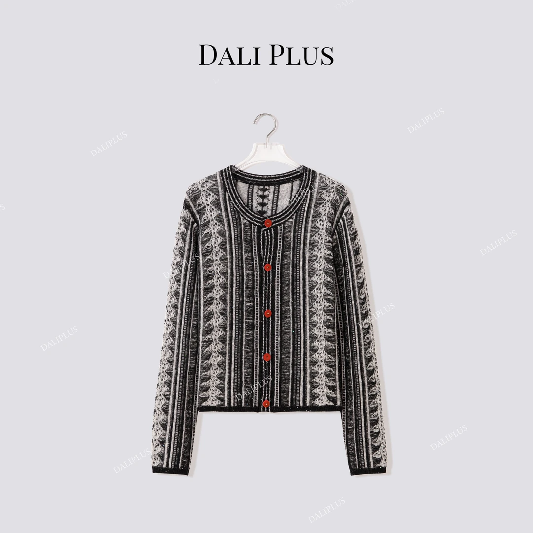 DALI PLUS“红纽扣针织”苏力羊驼莱赛尔香风针织开衫-D5MM3171