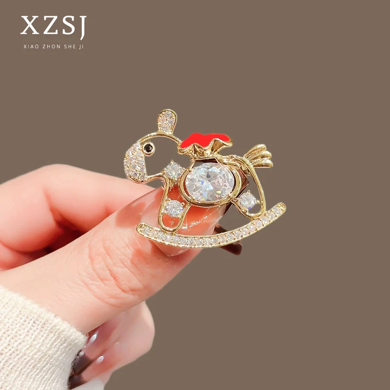 铜合金锆石胸针 新款钱袋小马别针女高档轻奢气质可爱胸花男配饰