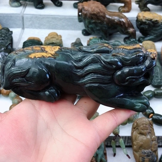 未镶嵌岫岩河磨玉（透闪石质玉）把件何**美