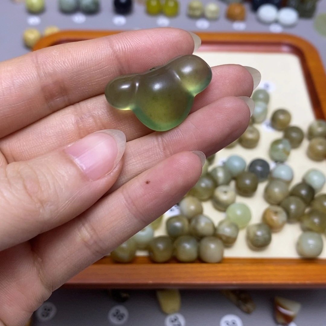 蛇纹石玉配饰合金吉**柳