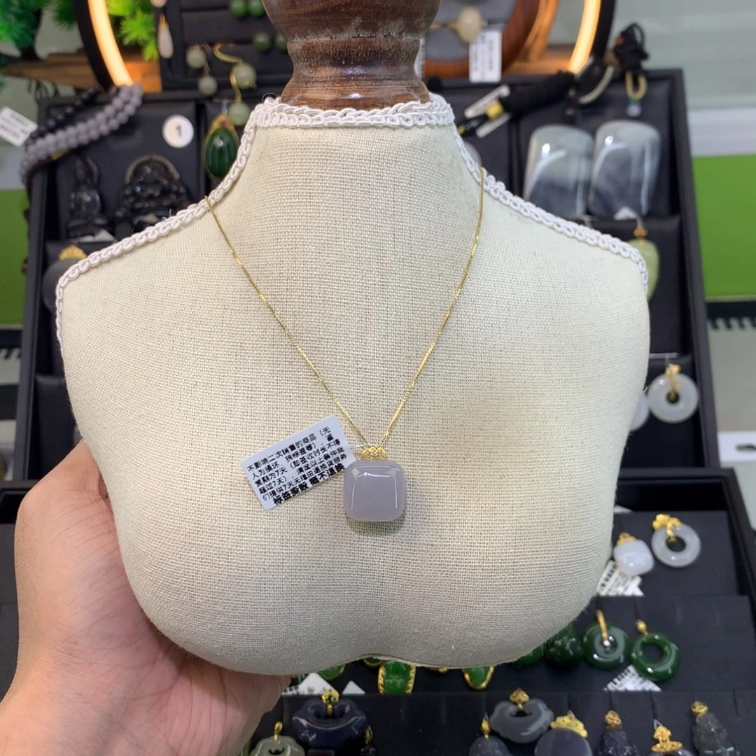 和田玉18K金镶嵌吊坠(赠链)