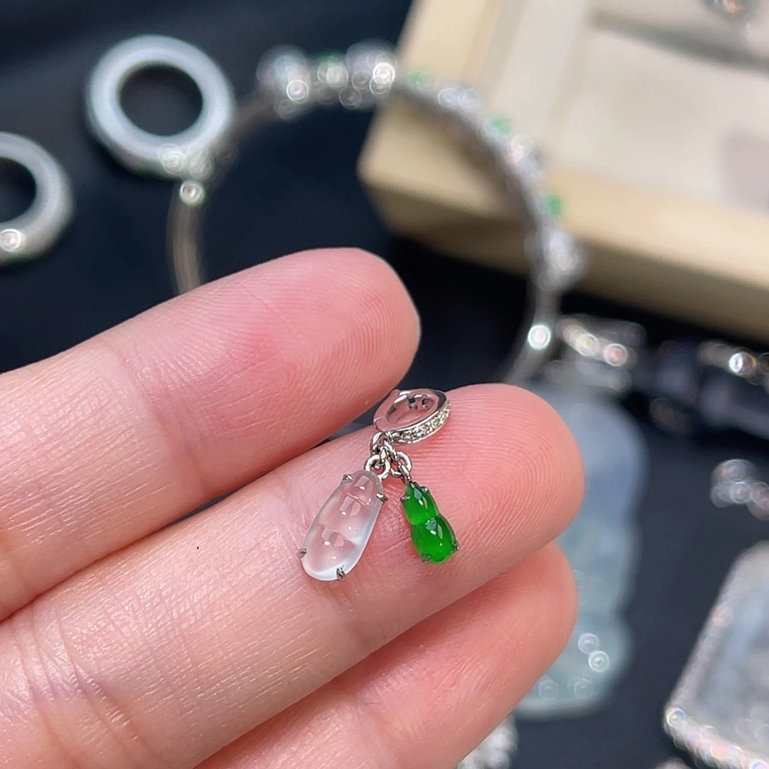 翡翠18K金镶嵌颈饰福豆