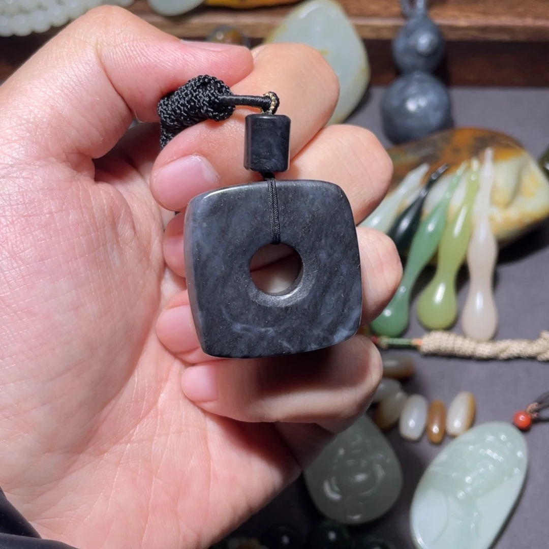 和田玉颈饰未镶嵌逍**?