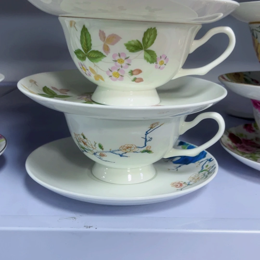 ****宝新骨瓷草莓和牡丹咖啡杯