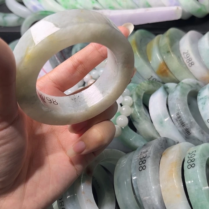 定制翡翠未镶嵌手镯