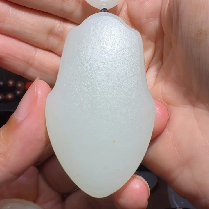 硅***板和田玉未镶嵌颈饰