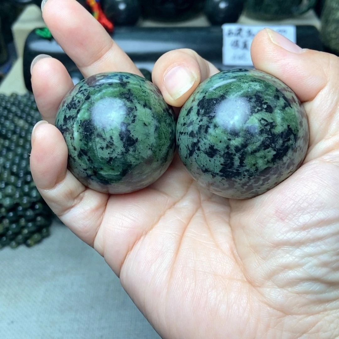 蛇纹石玉未镶嵌健身球微瑕
